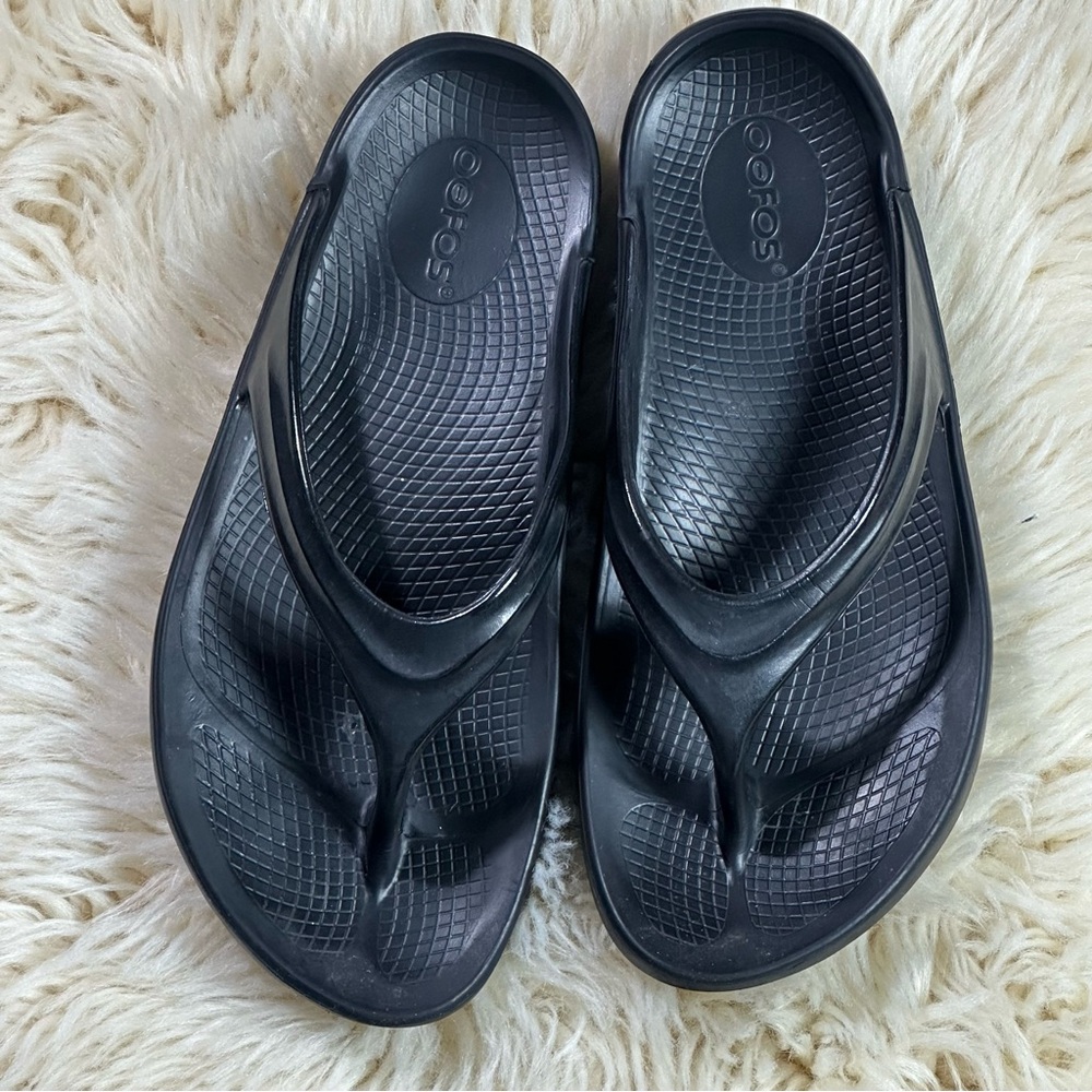 OOFOS Black Comfort Recovery Flip Flops